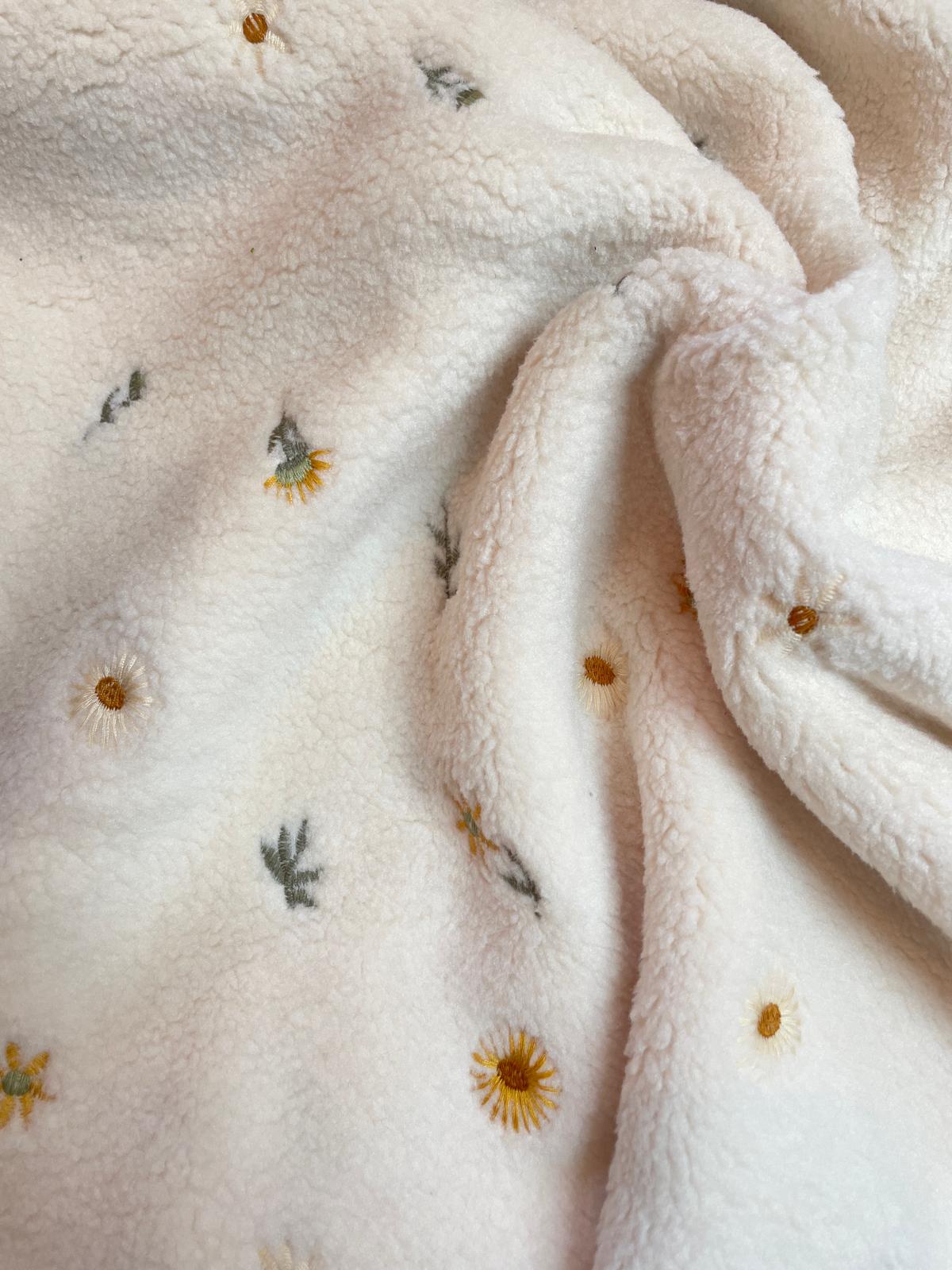 Teddyplüsch mit Stickereien Blüten / Blätter Teddyplüsch mit Stickereien Blüten / Blätter